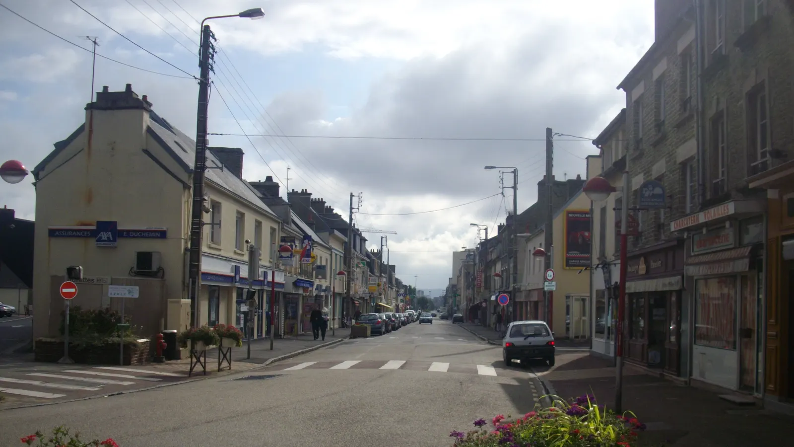 La rue principale d'Équeurdreville-Hainneville, à l'ouest de Cherbourg